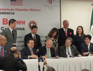 At the signing of a pact to strengthen trade and investment cooperation are (seated from left) Assemblymember Chris Holden (D-Pasadena), Mexico Secretary of Economy Ildefonso Guajardo Villarreal, Governor Brown, U.S. Ambassador to Mexico E. Anthony Wayne, Senator Kevin de León. Onlookers include: Brian Peck, Governor’s Office of Business and Economic Development; First Lady Anne Gust Brown; Mike Rossi, senior advisor to Governor Brown; Panorea Avdis, GO-Biz. Photo by Sara Espinosa.