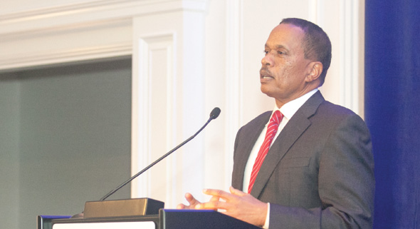 Juan Williams, a Fox News contributor and best-selling author, summarizes changing voter demographics at the December dinner gathering of the CalChamber Board of Directors. Not only is there a great divide between  those who vote and those who don’t, Williams said, but studies show people are more polarized than decades earlier, describing their political positions as either liberal or conservative, rather than moderate. 